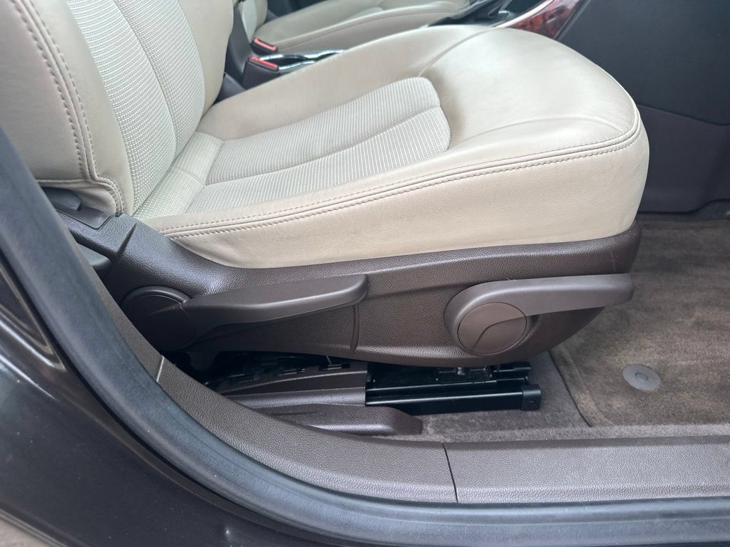 Certified 2013 Buick Verano Convenience FWD image 25