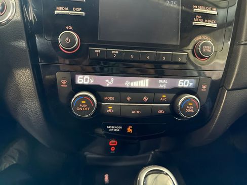 Used 2017 Nissan Rogue SV FWD image 24