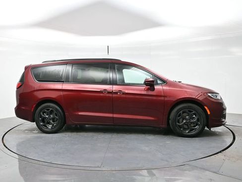 Used 2021 Chrysler Pacifica Limited w/ Uconnect Theater Family Group image 8