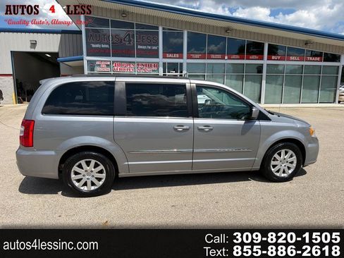 Used 2014 Chrysler Town & Country Touring FWD image 1