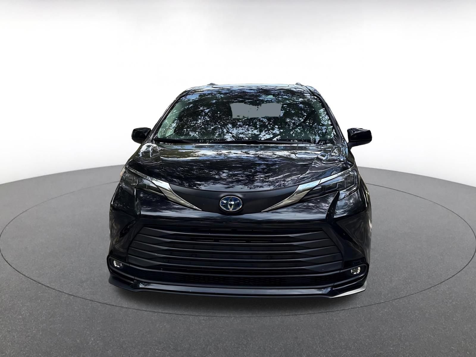 Used 2025 Toyota Sienna XLE FWD image 2