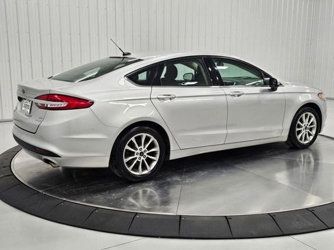 Used 2017 Ford Fusion SE w/ Fusion SE Technology Package FWD image 6