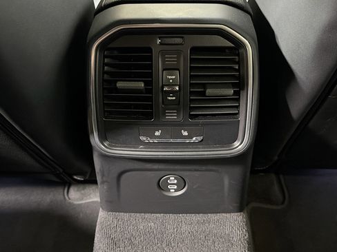 Used 2025 Porsche Macan image 21