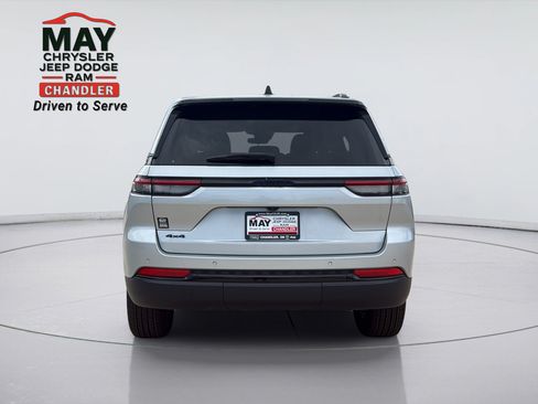 Used 2025 Jeep Grand Cherokee Altitude AWD/4WD image 6