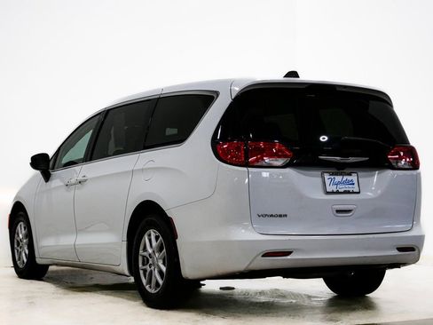 Used 2023 Chrysler Voyager LX image 8