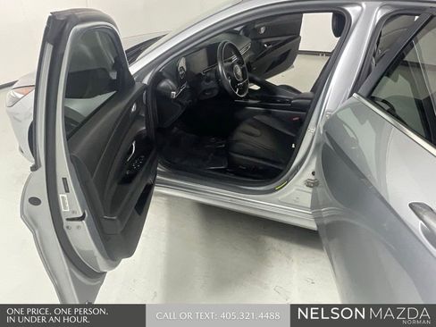 Used 2023 Hyundai Elantra Limited FWD image 11