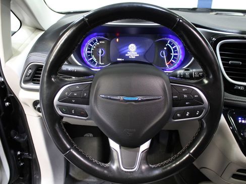 Used 2021 Chrysler Pacifica Touring-L FWD image 30