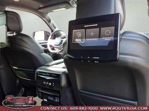 Certified 2024 Jeep Wagoneer Series II AWD/4WD image 18