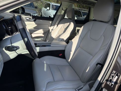 Certified 2022 Volvo XC60 B5 Inscription w/ Advanced Package image 16