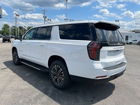 Used 2025 Chevrolet Suburban LT AWD/4WD image 4