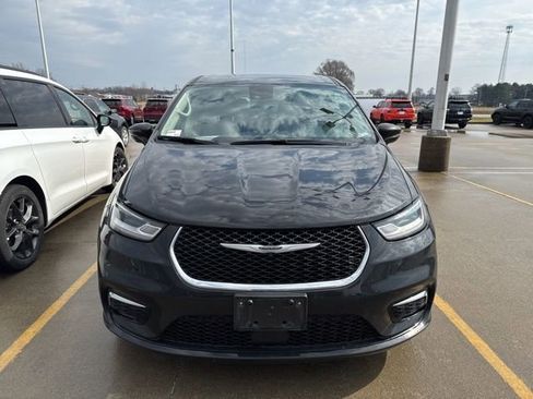 Used 2024 Chrysler Pacifica Touring-L image 5