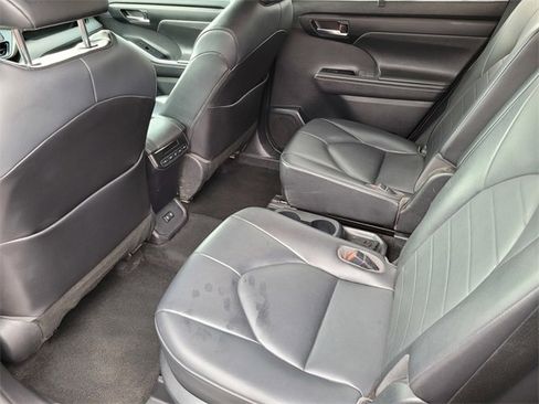 Used 2020 Toyota Highlander XLE image 13