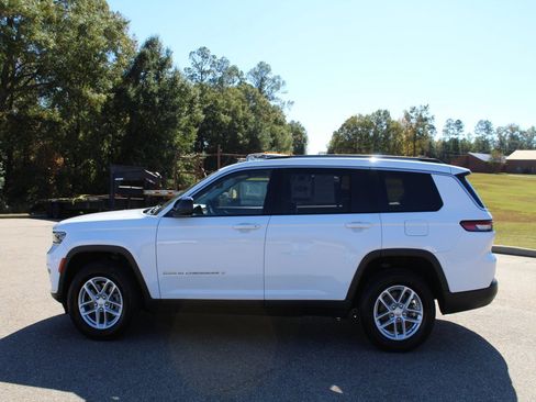 Used 2023 Jeep Grand Cherokee L Laredo image 3