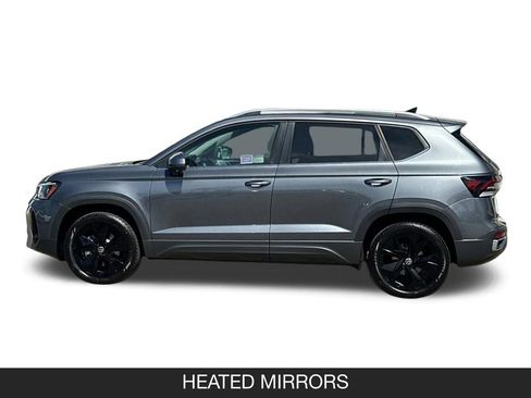 Used 2025 Volkswagen Taos SE w/ Panoramic Sunroof Package FWD image 9