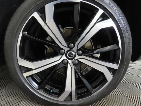 Used 2023 Volvo XC60 B5 Ultimate w/ Climate Package image 31