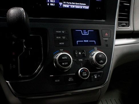 Used 2015 Toyota Sienna L image 29