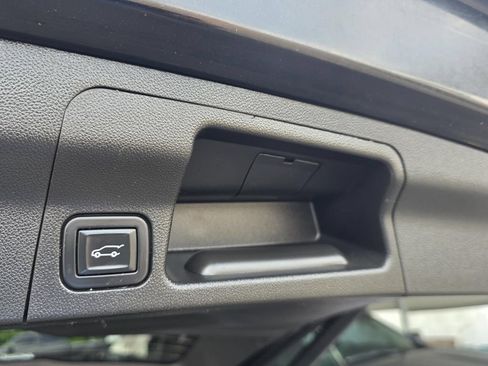 Used 2023 GMC Acadia SLE w/ Driver Convenience Package FWD image 11