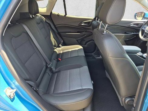 Used 2025 Chevrolet Trax LT w/ LPO, Blackout Package FWD image 18