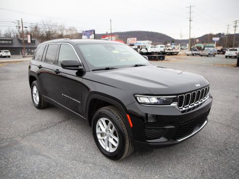 Used 2023 Jeep Grand Cherokee Laredo image 3
