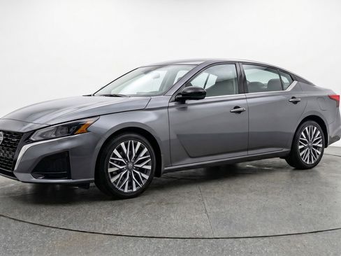Used 2025 Nissan Altima 2.5 SV FWD image 3