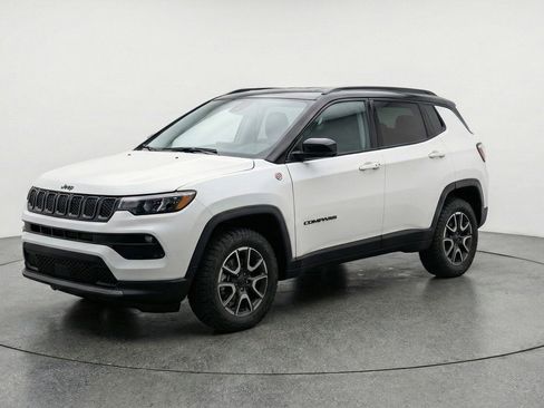 Used 2025 Jeep Compass Trailhawk image 3