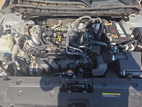 Used 2024 Nissan Altima 2.5 SV FWD image 19