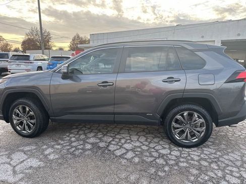 Used 2022 Toyota RAV4 XLE Premium image 15