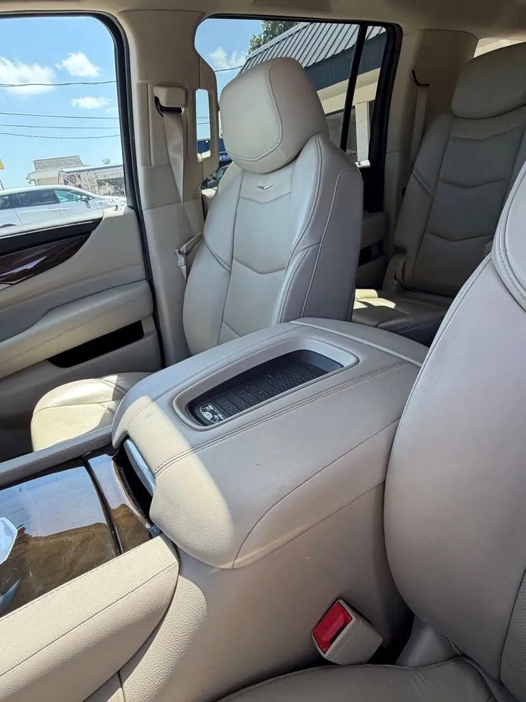Used 2020 Cadillac Escalade ESV Premium Luxury AWD/4WD image 18