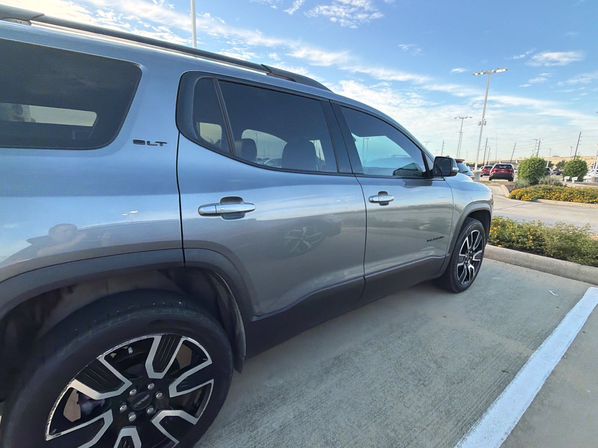 Used 2021 GMC Acadia SLT w/ Elevation Edition FWD image 2