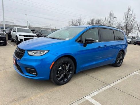 New 2026 Chrysler Pacifica Select FWD image 3