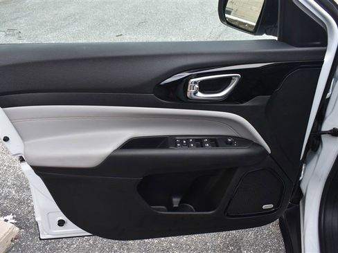 Used 2022 Jeep Compass Limited w/ Sun and Sound Group image 10