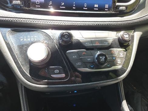 Used 2021 Chrysler Pacifica Limited w/ Uconnect Theater Family Group FWD image 10