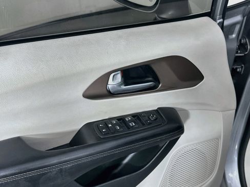Used 2018 Chrysler Pacifica Touring-L FWD image 15