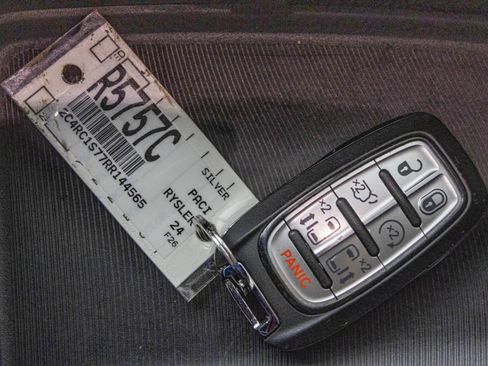 Used 2024 Chrysler Pacifica Limited FWD image 29