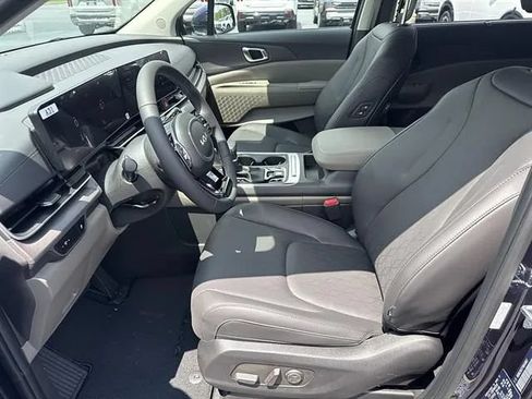 New 2026 Kia Carnival EX FWD image 8