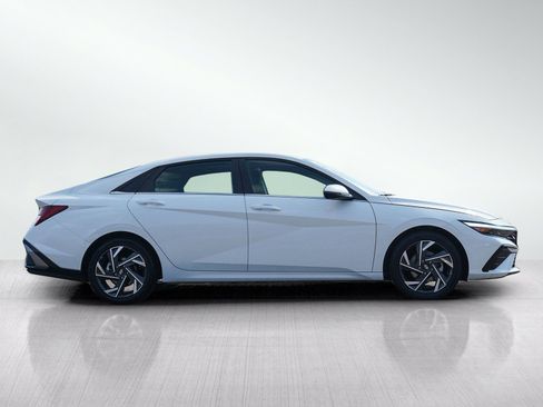 Used 2025 Hyundai Elantra Limited FWD image 6