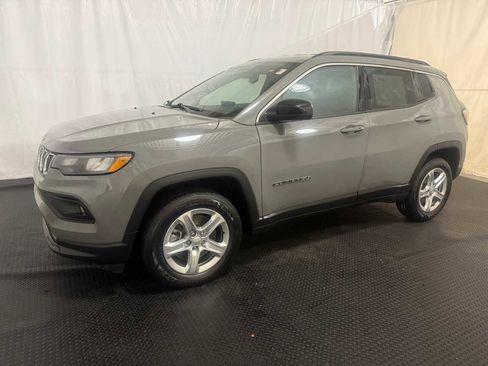 Used 2023 Jeep Compass Latitude image 2