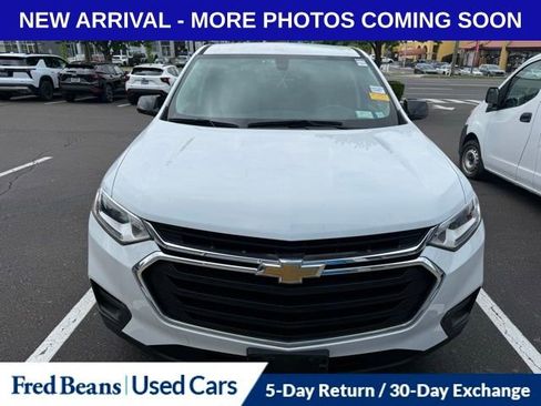 Used 2018 Chevrolet Traverse LS FWD image 2