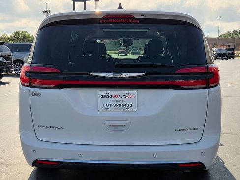 Used 2024 Chrysler Pacifica Limited FWD image 6