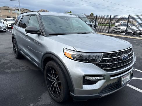 Used 2022 Ford Explorer XLT w/ Equipment Group 202A image 2