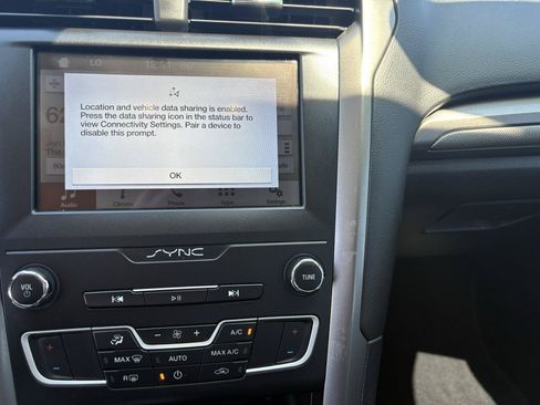 Used 2019 Ford Fusion SE FWD image 23