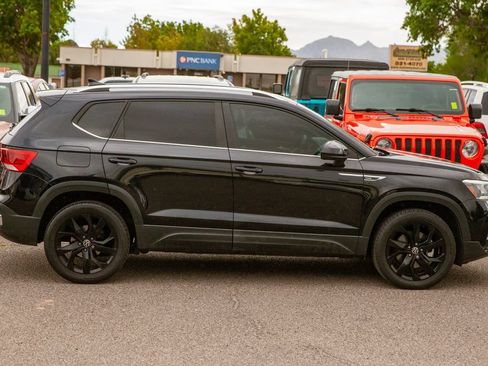 Used 2022 Volkswagen Taos SE w/ Panoramic Sunroof Package FWD image 4