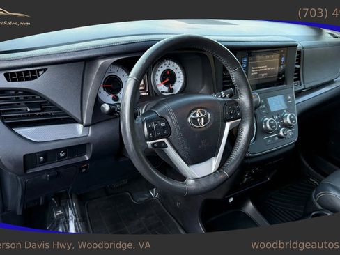 Used 2016 Toyota Sienna SE Premium image 11