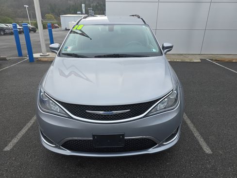 Used 2018 Chrysler Pacifica Touring-L image 9