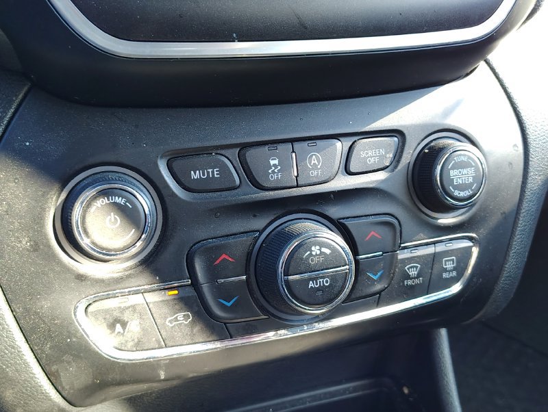 Used 2022 Jeep Cherokee Trailhawk w/ Comfort/Convenience Group AWD/4WD image 16