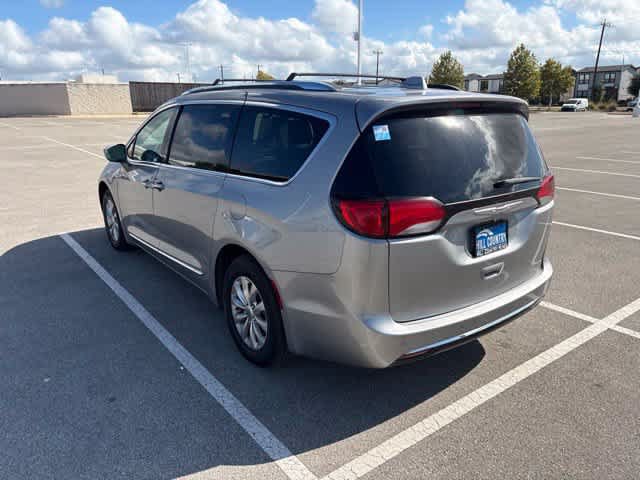 Used 2018 Chrysler Pacifica Touring-L w/ Premium Audio Group FWD image 3