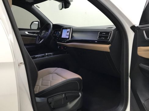 Used 2024 Volkswagen Atlas Cross Sport SE FWD image 17