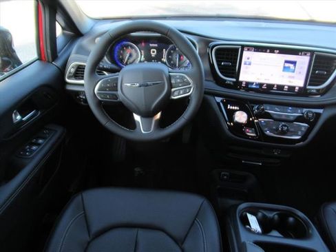 New 2026 Chrysler Pacifica Select image 12