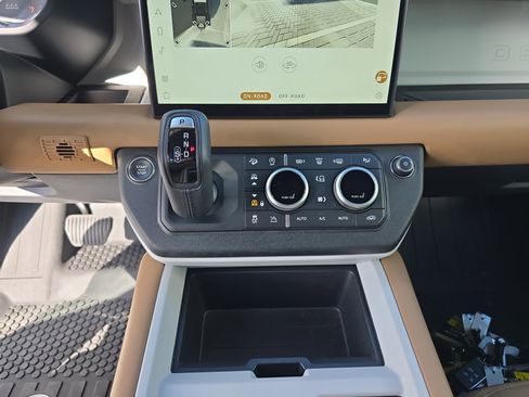 Used 2025 Land Rover Defender 110 X-Dynamic SE AWD/4WD image 29