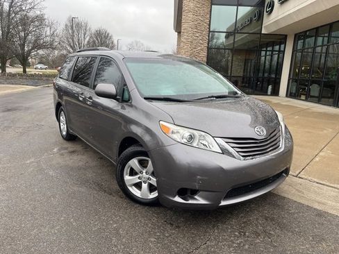 Used 2015 Toyota Sienna LE image 2